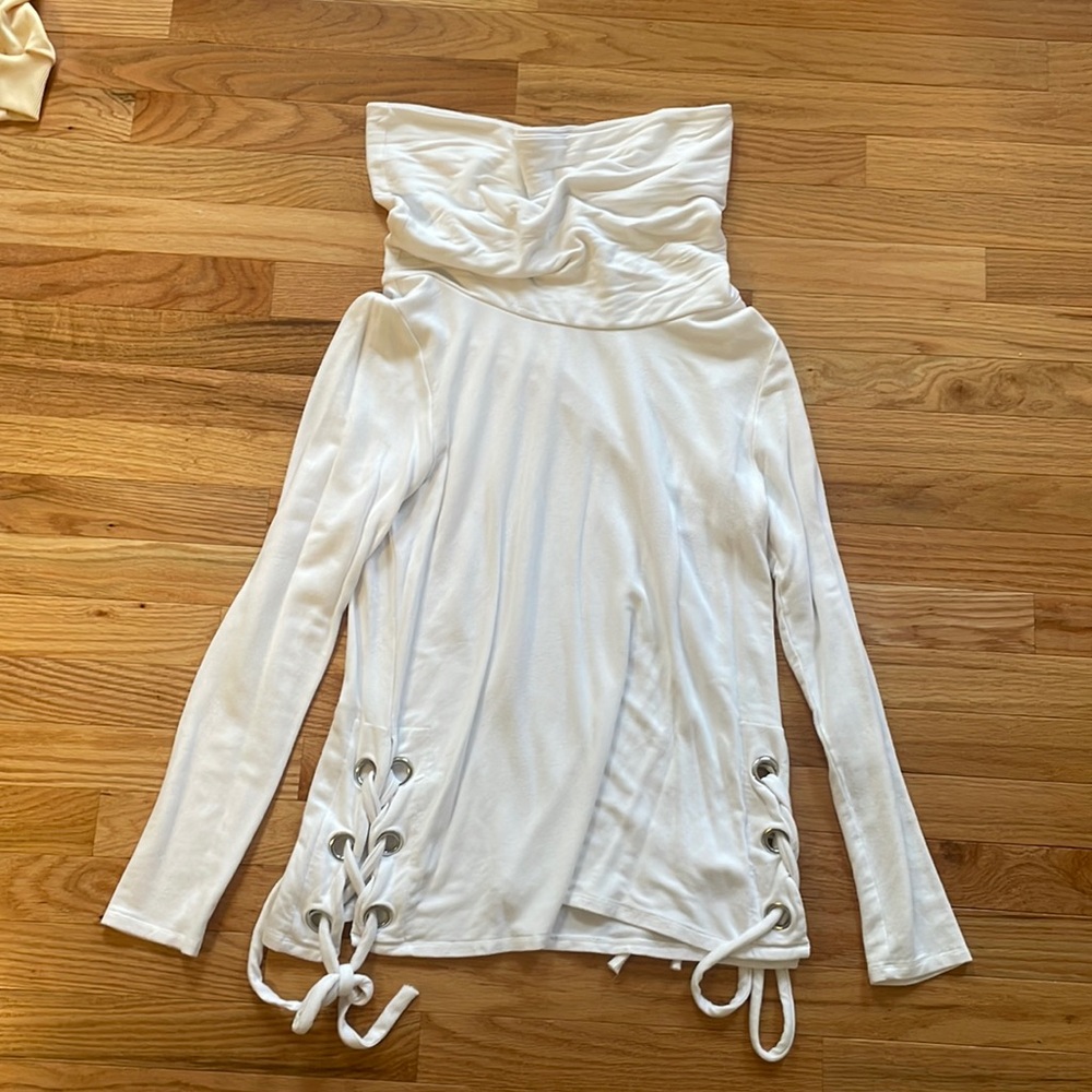 Belldini knot white turtle neck